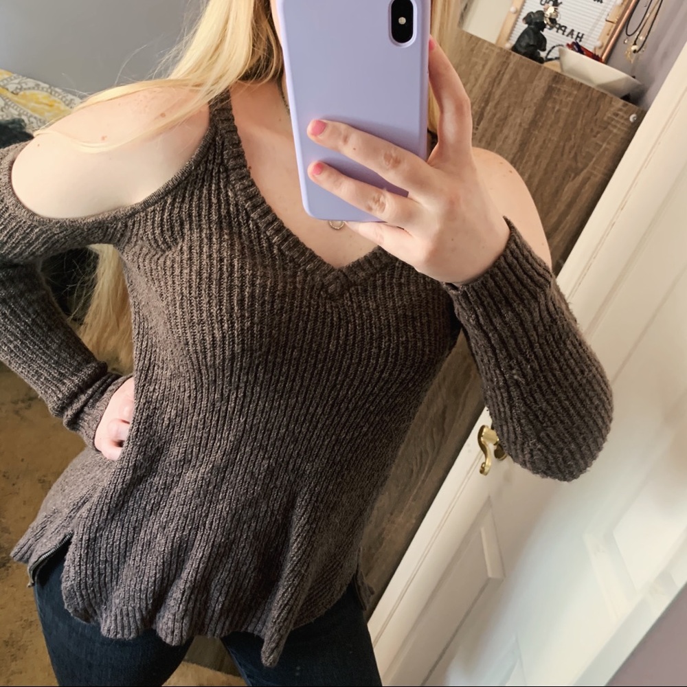 AMERICAN EAGLE cut out shoulder sweater